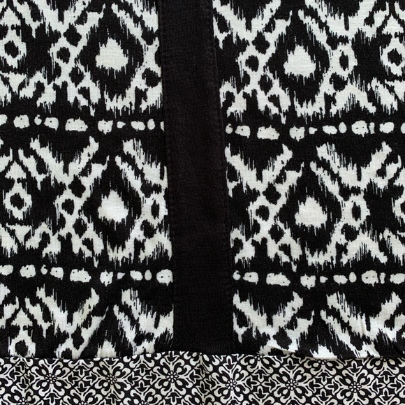 B.L.U.E. Black/White Print Sleeveless V-Neck Top-S - Picture 8 of 10
